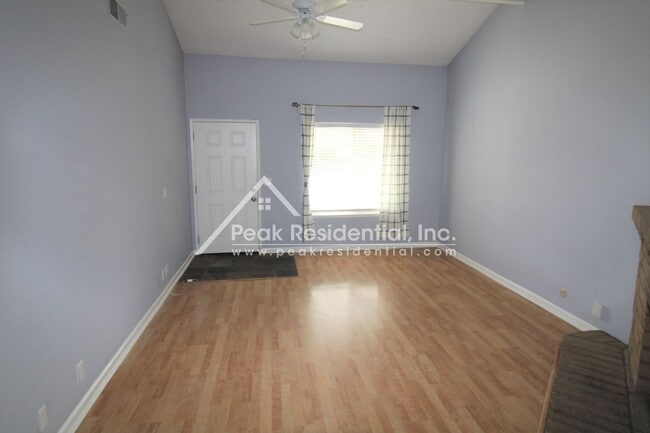 Building Photo - Cute 2bd/2ba Duplex with Garage - Walk to ...