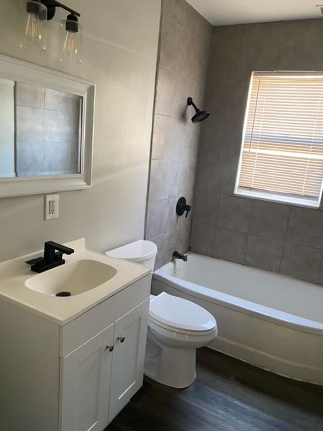 Building Photo - Renovated 2 Bedroom / 1 Bathroom Available...