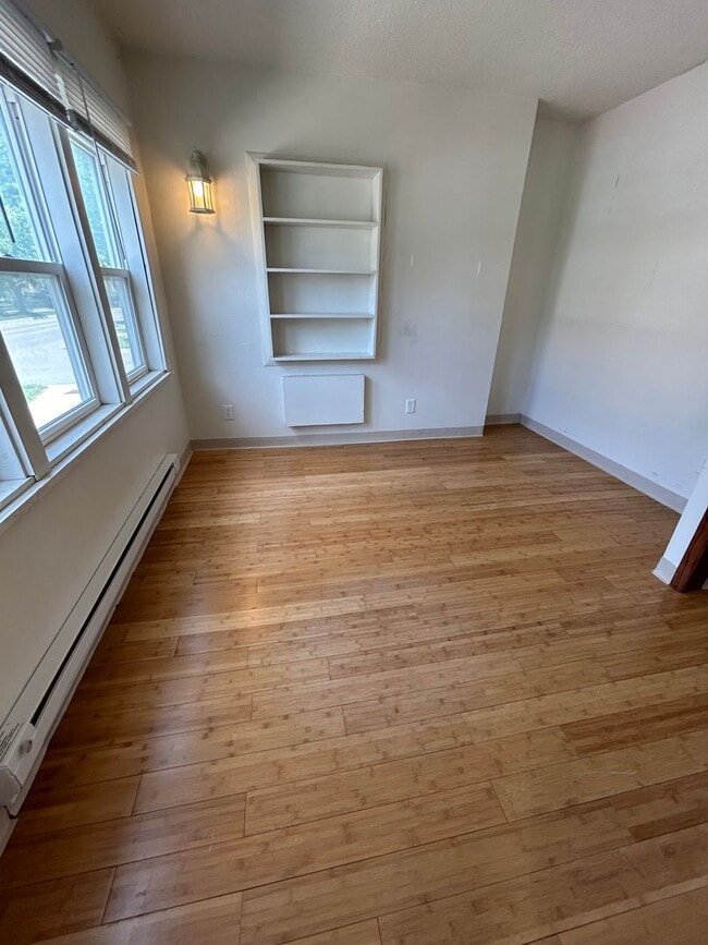 Building Photo - 2 Bedroom 1 Bathroom Apartment