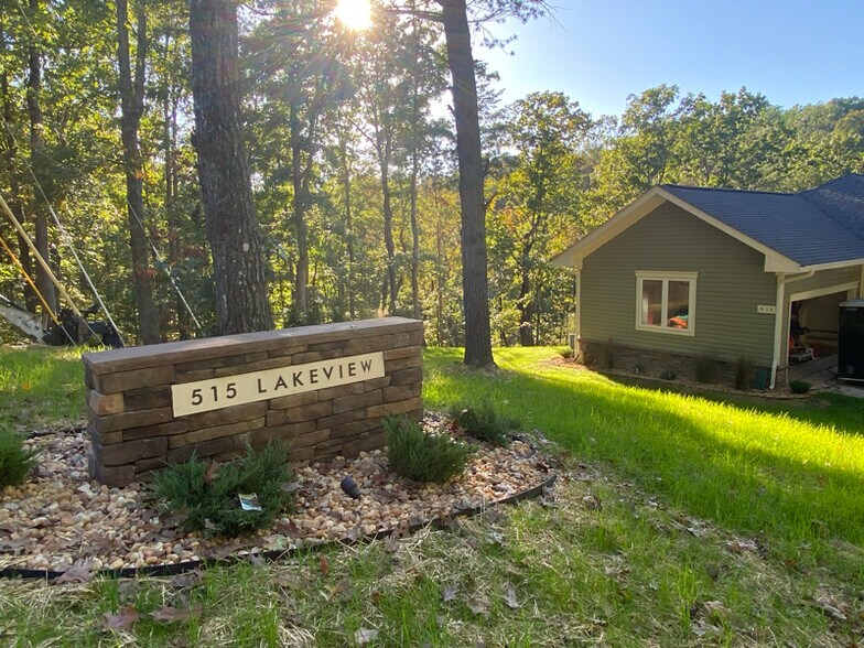 Building Photo - 515 Lakeview Dr