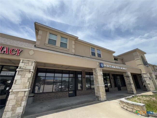Building Photo - 2710 S Clear Creek Rd