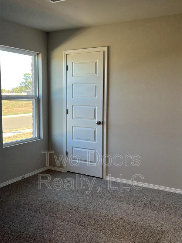 Building Photo - 561 SE 3rd Ter