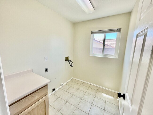 Building Photo - Adorable 3-BR Home in Red Cliffs Area