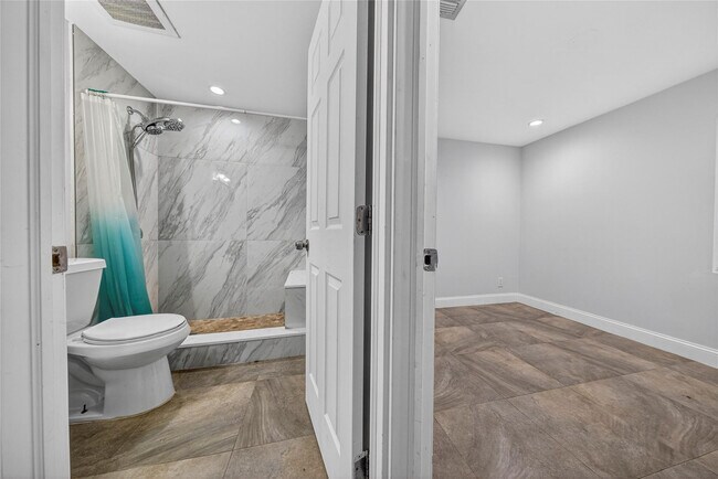 Building Photo - 2009 NW 21st Ave