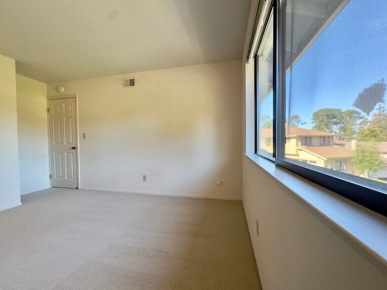 Building Photo - 2221 Pinehurst Way