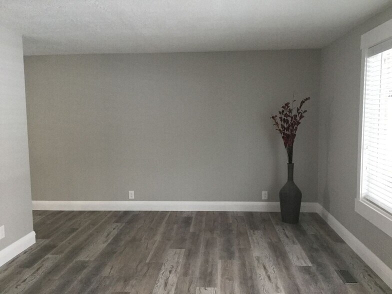 Building Photo - 2194-4300 4300 S St