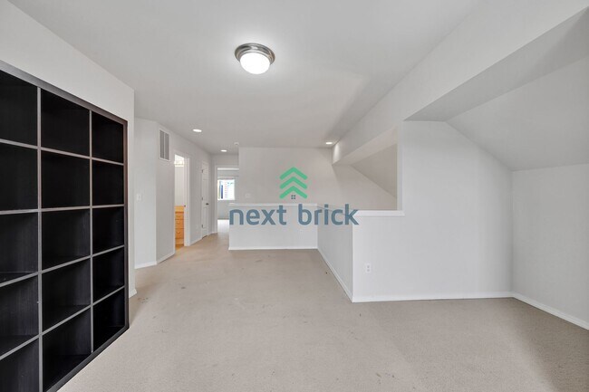 Building Photo - 3 BED & 2.5 BATH SINGLE FAMILY HOUSE FOR RENT