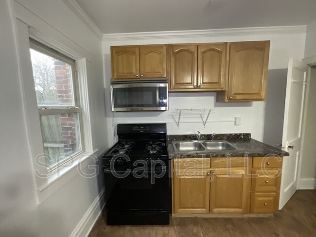 Building Photo - 2006 Holly St