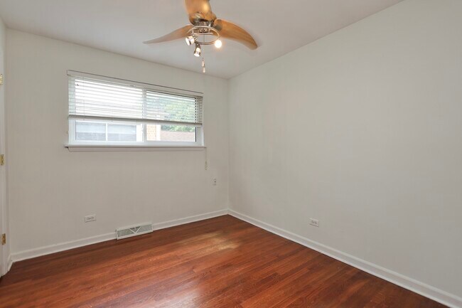 Building Photo - 613 Leamington Ave