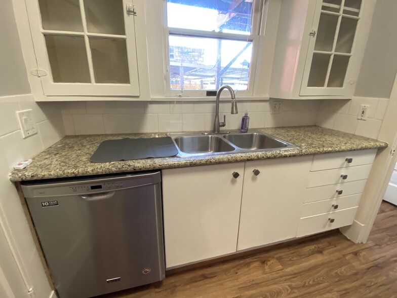 Kitchen with tons of storage - 812 Branard St