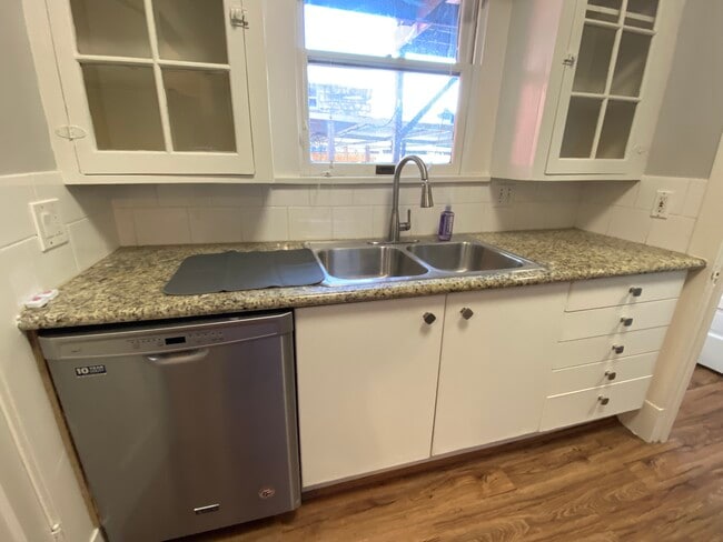 Kitchen with tons of storage - 812 Branard St