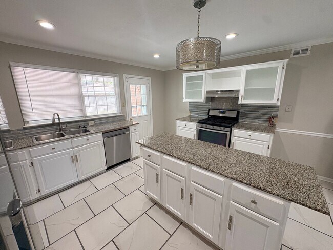 Building Photo - 2406 2nd Ave