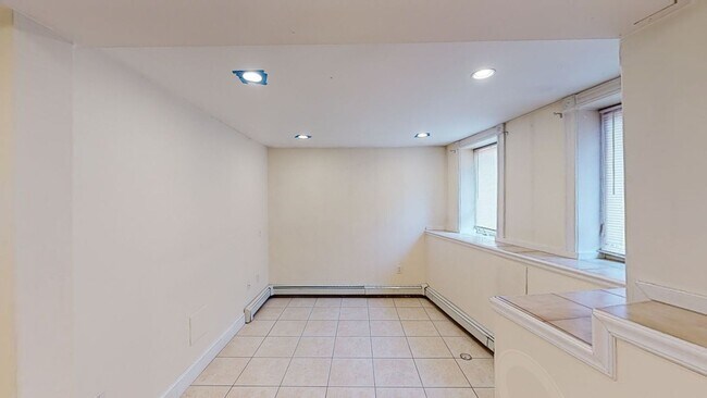 Building Photo - 33 Walbridge St