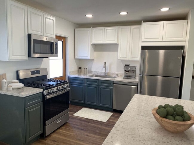 Building Photo - Great PB Location! RENOVATED! Small Pet Friendly!