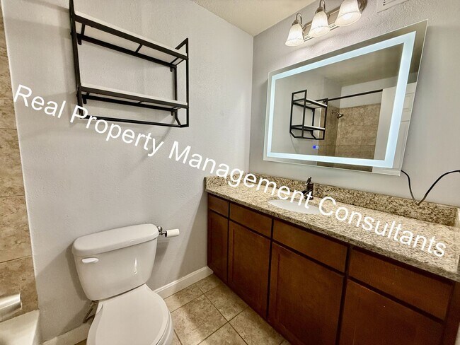 Building Photo - $500 off First Full Months Rent on 2 Bed 2 Bath In West Plaza