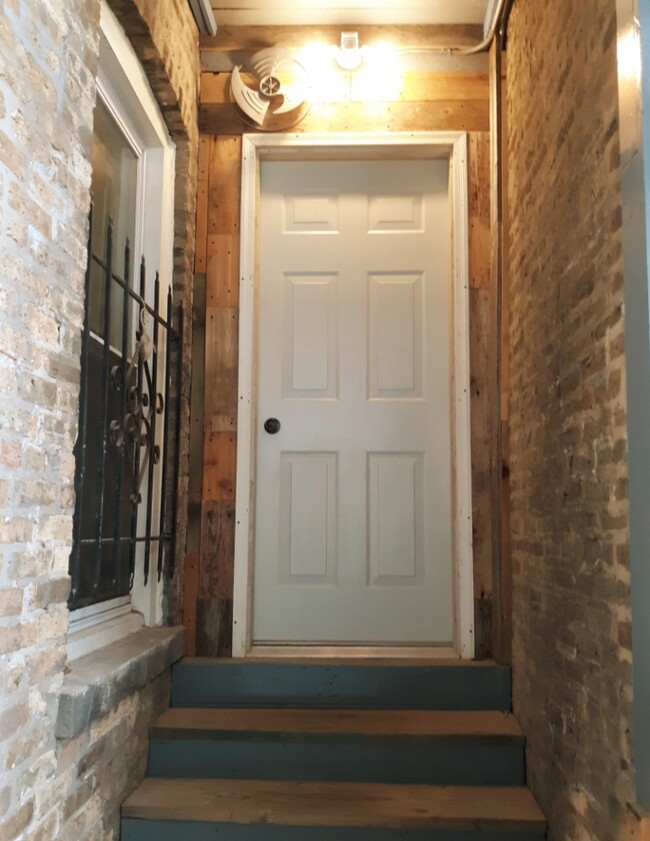 Building Photo - 2859 N Damen Ave