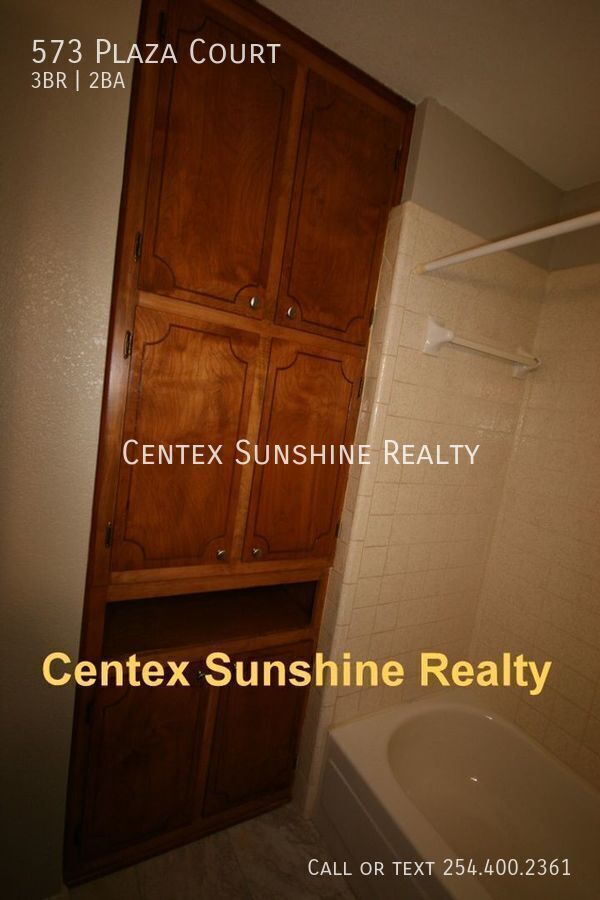 Building Photo - 573 Plaza Ct