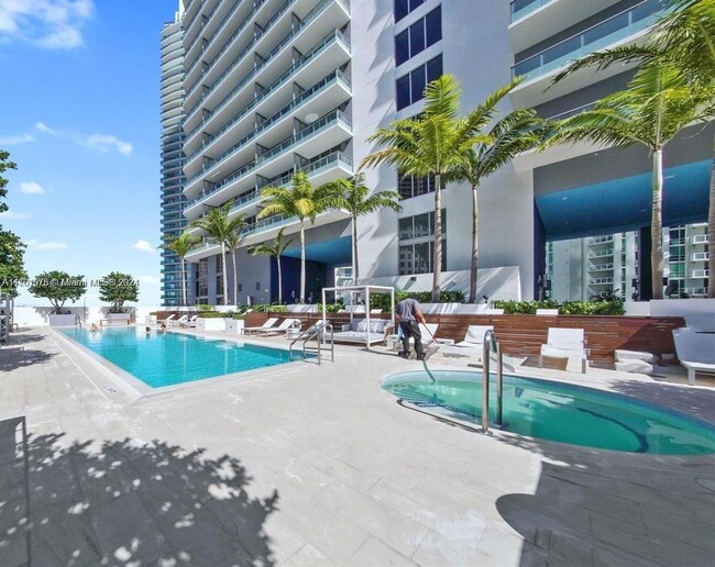 Building Photo - 1300 Brickell Bay Dr