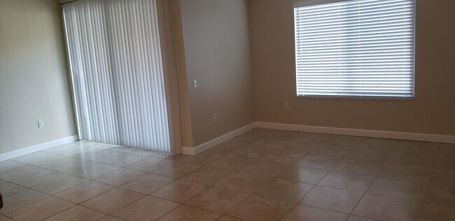 Building Photo - 818 Villa Cir
