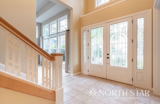 Building Photo - Spacious Elegance in Lake Oswego