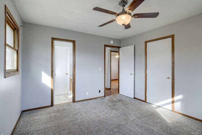 Building Photo - Conveniently Located 3 Bedroom Bellevue Home!!