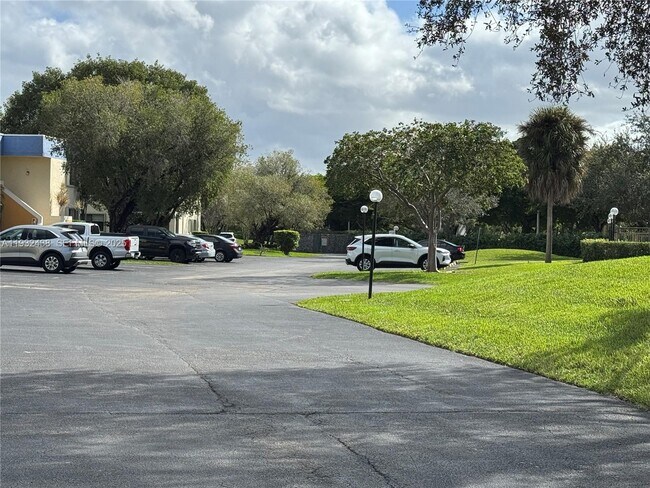 Building Photo - 185 Lakeview Dr