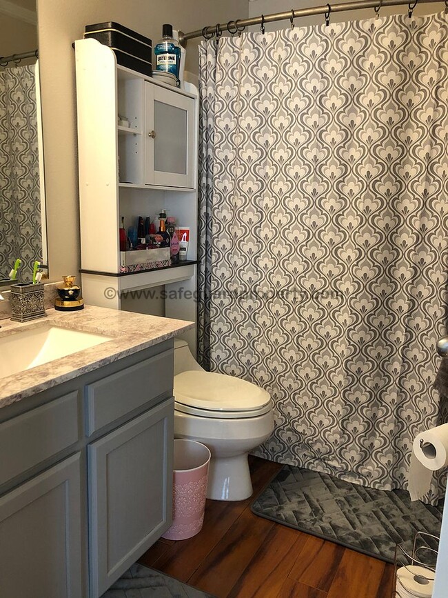 Building Photo - Beautiful Townhome in Wonderful Gated Comm...