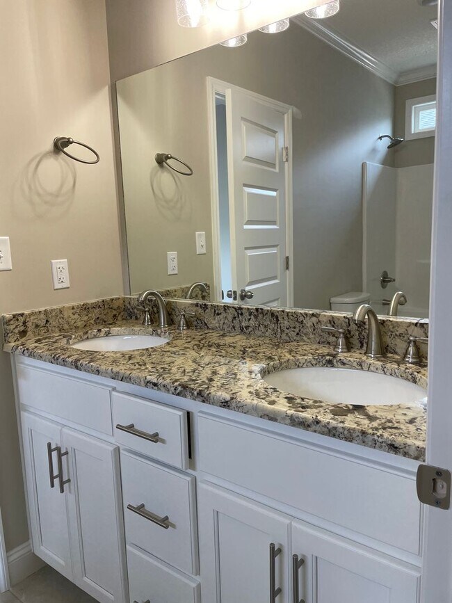 Building Photo - 4 Bedroom/3.5 Bath Home in North Lowndes C...