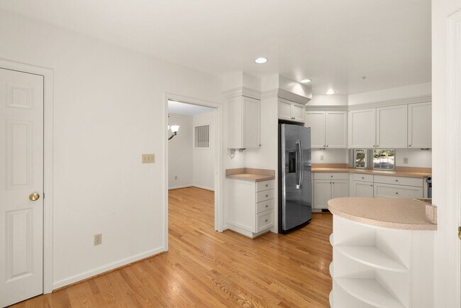 Building Photo - 3 Bed 3.5 Bath - Rockville Townhome - 2 Ca...