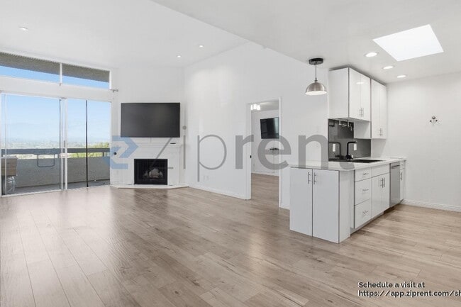 Building Photo - 4295 Vía Arbolada