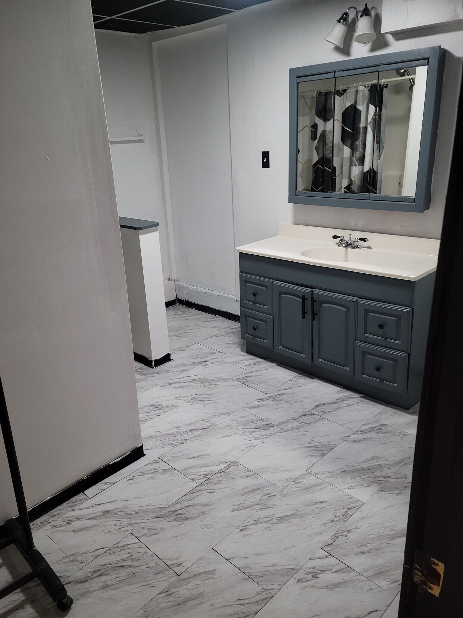 Full bathroom - 5898 Manchester Ln