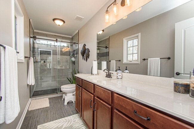 Building Photo - Spacious Home with Hot Tub, Fenced Yard an...