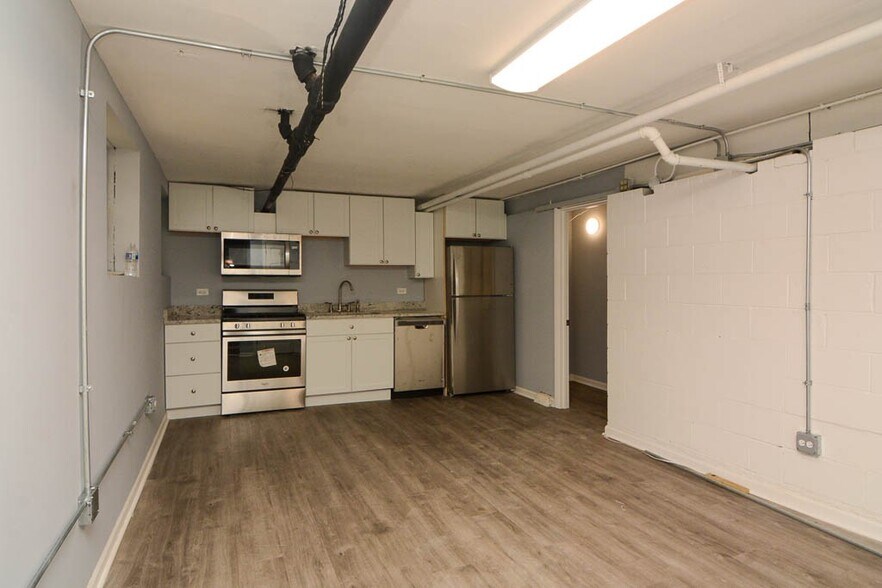 Building Photo - 5534 N Artesian Ave