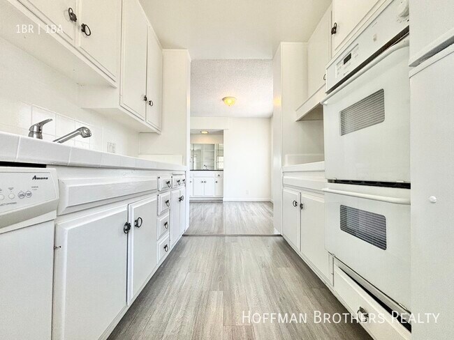 Building Photo - 319 S Clark Dr