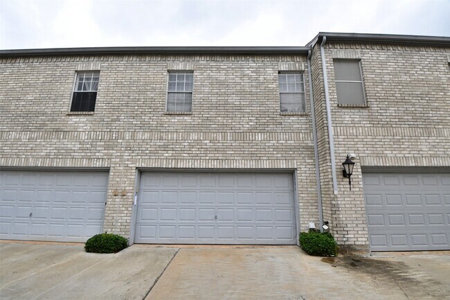 Building Photo - 382 Wilcrest Dr