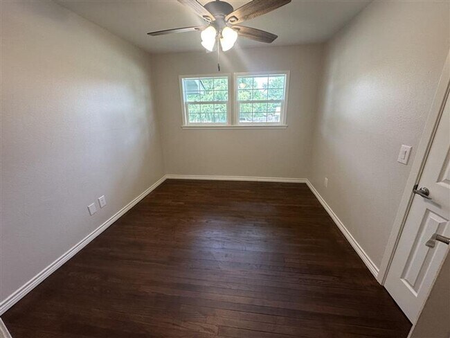Building Photo - 2533 Chelsea Dr