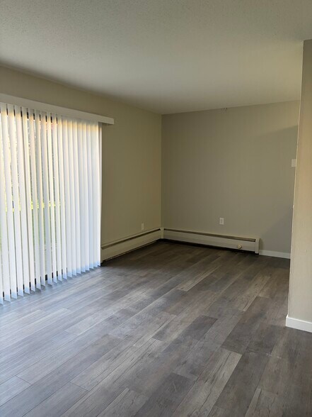 Building Photo - 1025 Smetana Rd