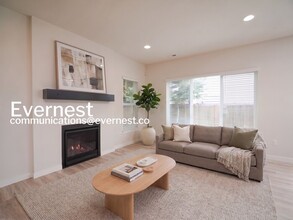 Building Photo - 4 Bed/2.5 Bath Home with Garage / Available Now!