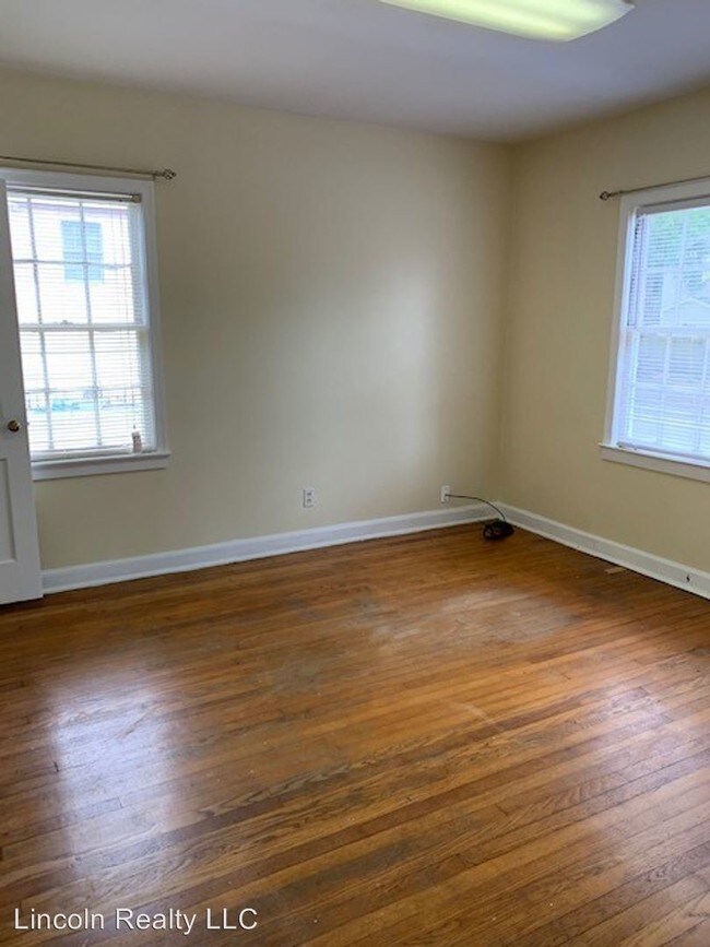 Building Photo - 3 br, 1.5 bath House - 104 E. Mary Street