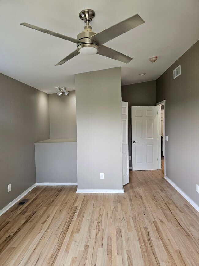 Building Photo - 4822 Hillcrest Dr