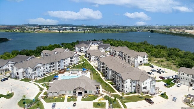 Building Photo - Dream Marine Creek