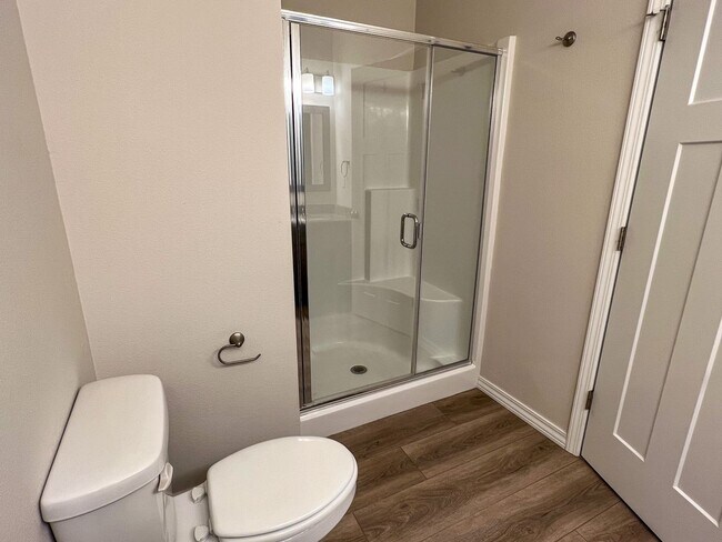 Building Photo - NEW LUXURY 3 BED 2 BATH 2 CAR GARAGE DUPLEX