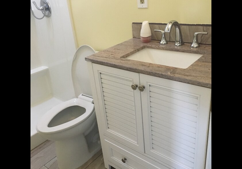 Building Photo - 916 Bautista Dr