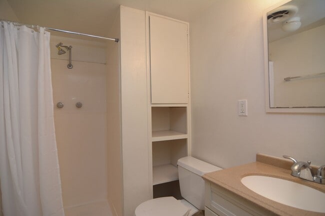 Building Photo - Charming 1 Bedroom 1 Bath Duplex! Great Ce...