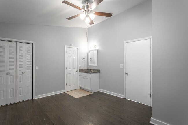Building Photo - 100 Creeks Bend Dr