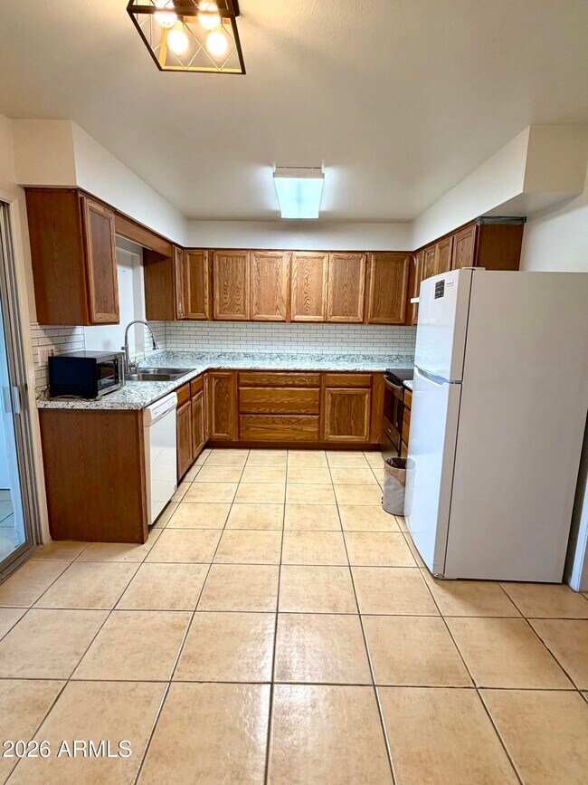 Building Photo - 12624 N 105th Ave