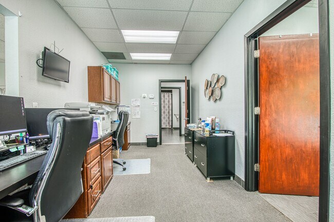 Building Photo - Move-in ready professional office space fo...