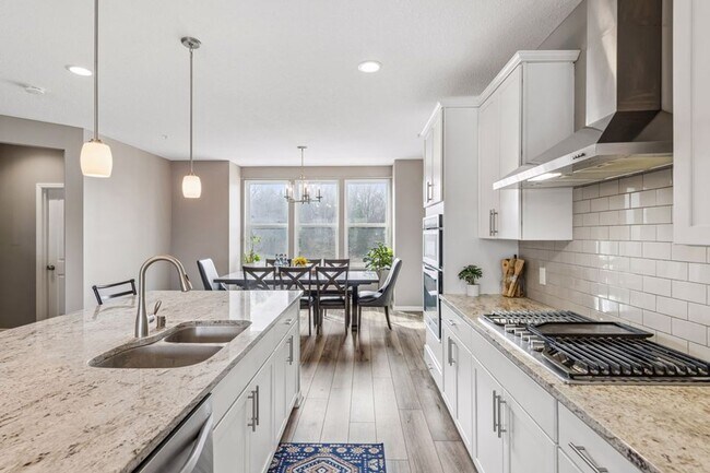 Building Photo - Spacious 3bed 3bath Townhome in Chaska!