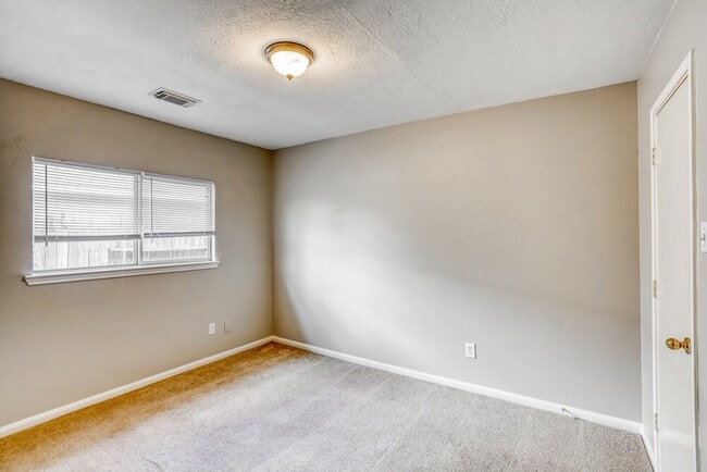 Building Photo - 5811 Ridgebluff Ln