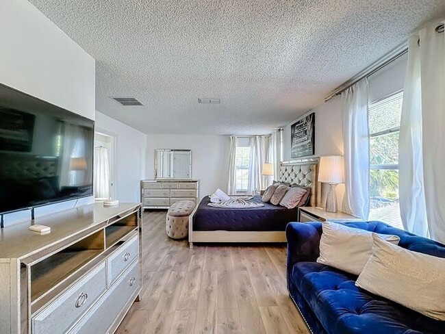 Building Photo - STUNNING Emerald Island Resort 5 bedroom 4.5 bath Luxury Home FULLY FURNISHED! 3 miles from Disney!